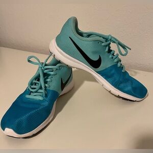 Nike running snickers Youth Size 7Y . Women size 8.